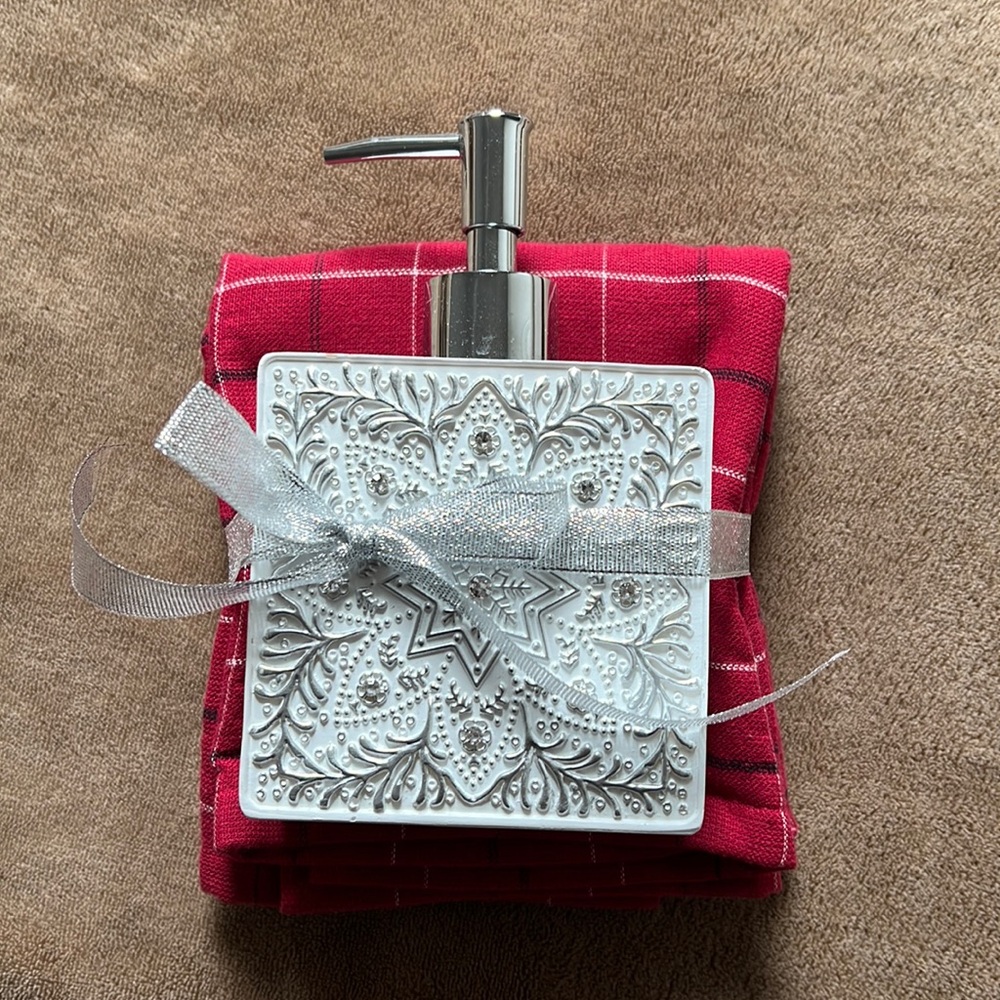Cute Gift Set - soap dispenser and cloth ✨